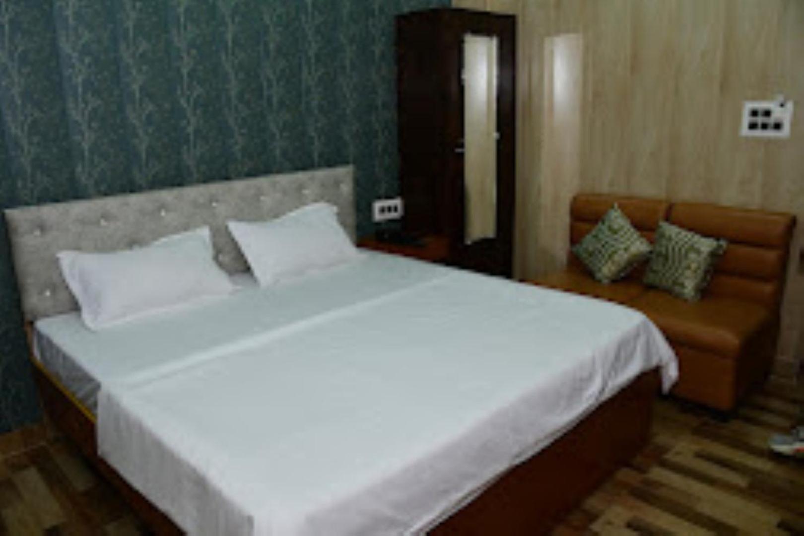 Renu Paradise , Ayodhya Hotel Exterior photo